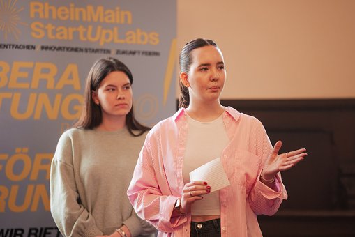 Zwei Studentinnen während ihrer Präsentation