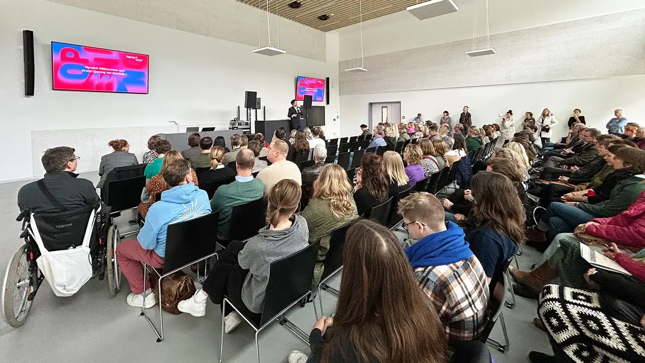 Blick in den voll besetzen Hörsaal in Gebäude L