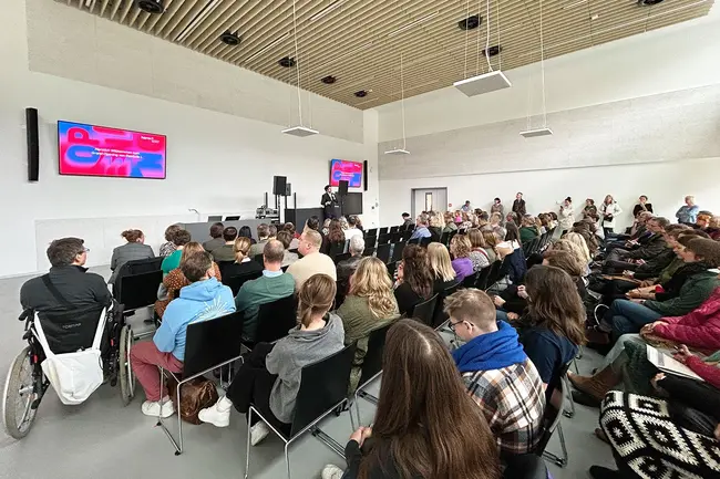Sustainable Future Days Blick in den voll besetzen Hörsaal in Gebäude L