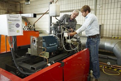 Studierende und Prof. Klausmann im BHKW-Labor