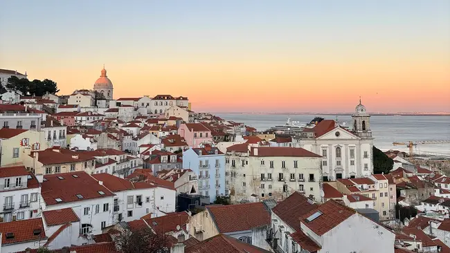Auslandssemester Eric Bingenheimer Eine Stadt bei Sonnenuntergang, im Hintergrund befindet sich das Meer