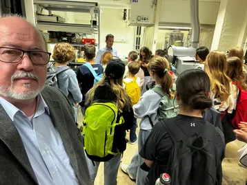 Dr. Hans-Jürgen Neumann (v.l.) besucht mit der Gruppe Prof. Dr. Bender im Labor für Mikro- und Nanotechnologie