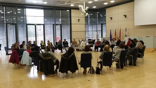 Eine Gruppe Menschen des Teams OPEN sitzt in einem Kreis und sammelt Ideen.