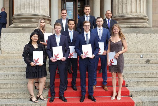 Gruppenfoto mit Absolvent:innen des Fachbereichs Wiesbaden Business School vor dem Kurhaus Wiesbaden