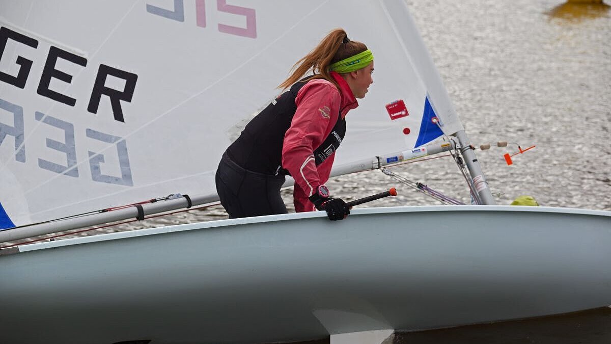 Porträt von Jennifer Weißenberger, Segeln Jennifer Weißenberger auf einem Segelboot