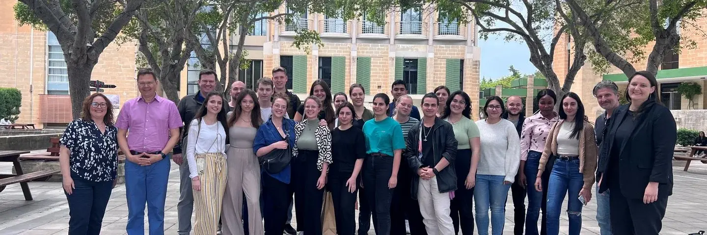 Studierende aus Malta und Wiesbaden auf einem Gruppenfoto