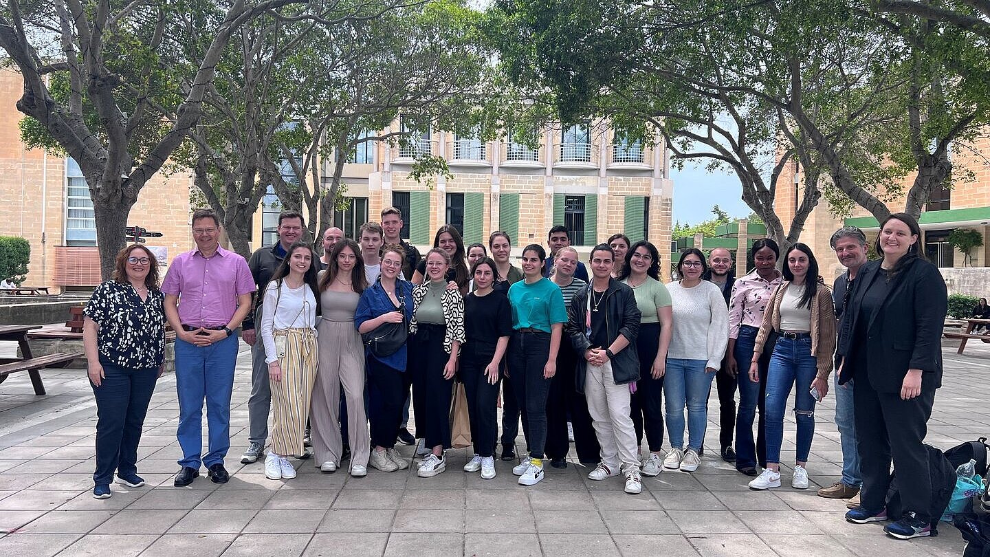 Studierende aus Malta und Wiesbaden auf einem Gruppenfoto