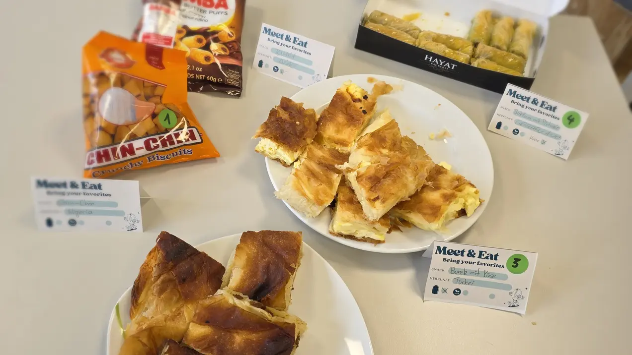 Snacks, die auf einem Tisch verteilt sind