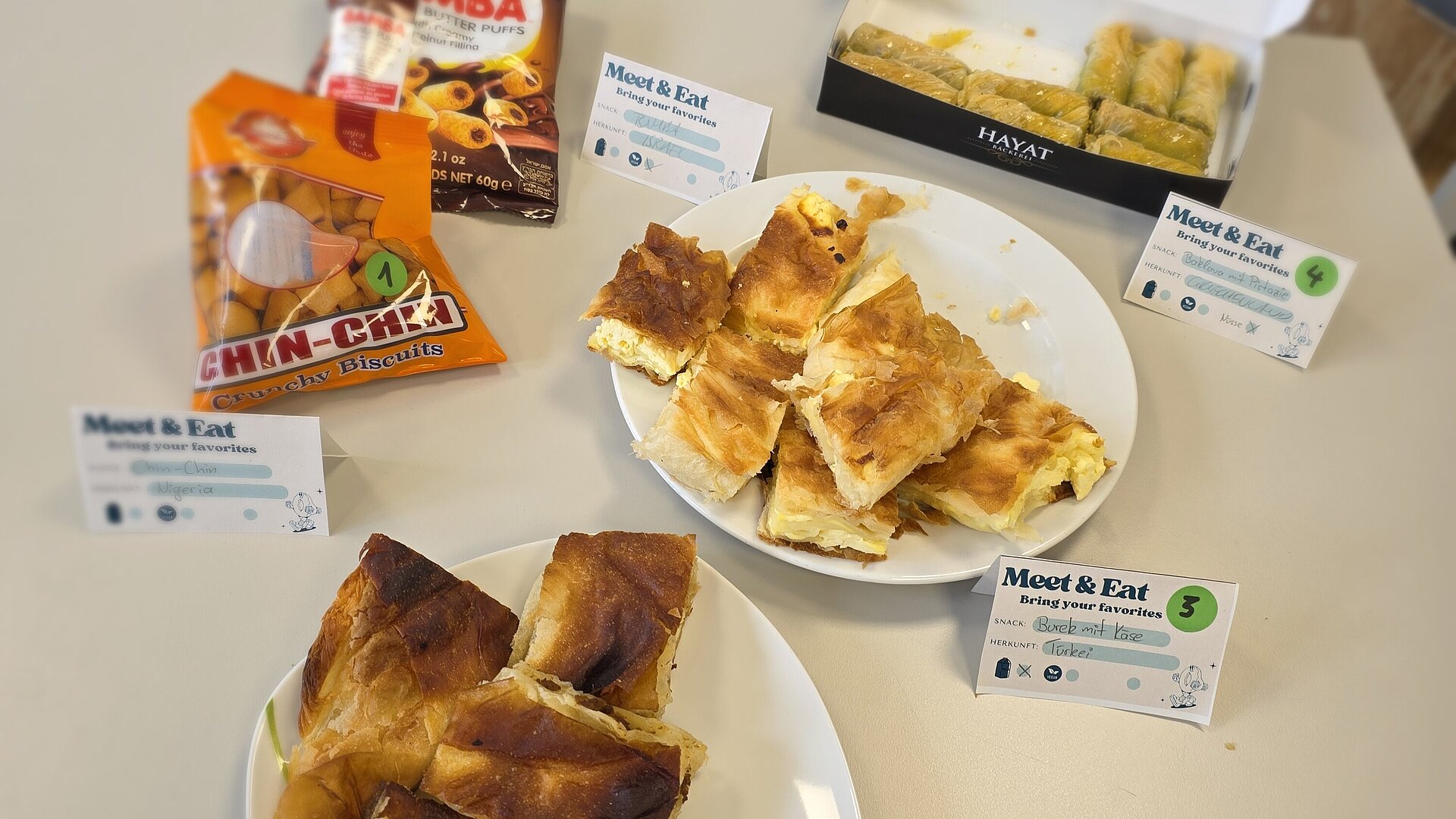Meet and Eat Snacks, die auf einem Tisch verteilt sind