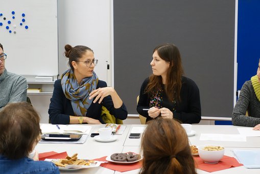 Prof. Dr. Davina Höblich (li.) mit Prof. Dr. Tanja Grendel vom Fachbereich Sozialwesen.