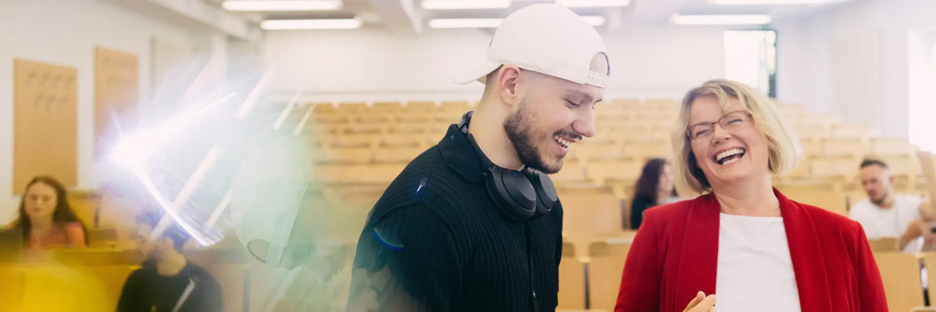 Studierende mit Professorin in Hörsaal der Wiesbaden Business School