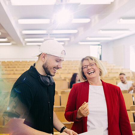 Studierende mit Professorin in Hörsaal der Wiesbaden Business School