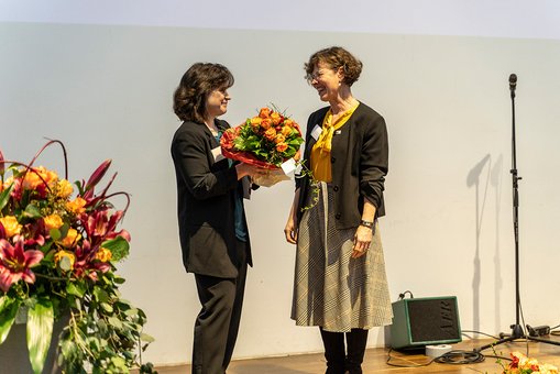 Prof. Dr. Edeltraud Gehrig erhält den Preis für Engagement in der Lehre von Vizepräsidentin Prof. Dr. Christiane Jost.