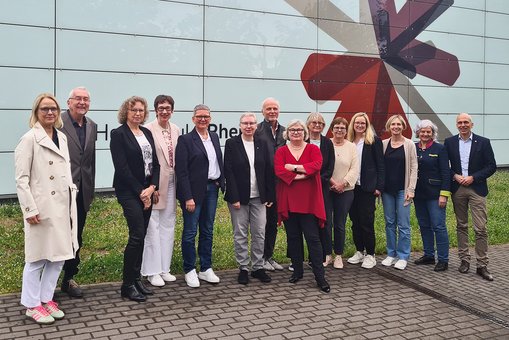 Gruppenfoto der präsidialen Verantwortlichen für Gender und Diversity auf dem Campus Kurt-Schumacher-Ring der Hochschule RheinMain