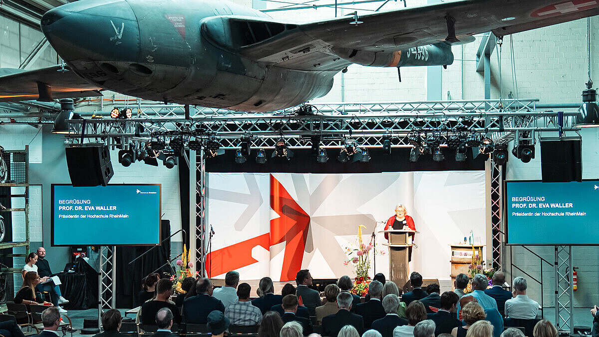Hochschulpräsidentin Prof. Dr. Eva Waller begrüßt die Gäste beim Politischen Neujahrsempfang der HSRM