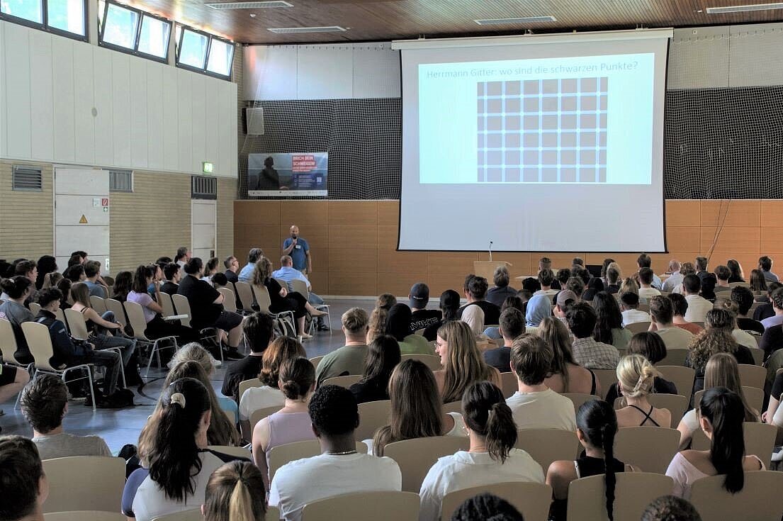 Prof. Dr. Dr. Andreas Bahmer hält einen Vortrag in der Sporthalle der Beruflichen Schulen Groß-Gerau