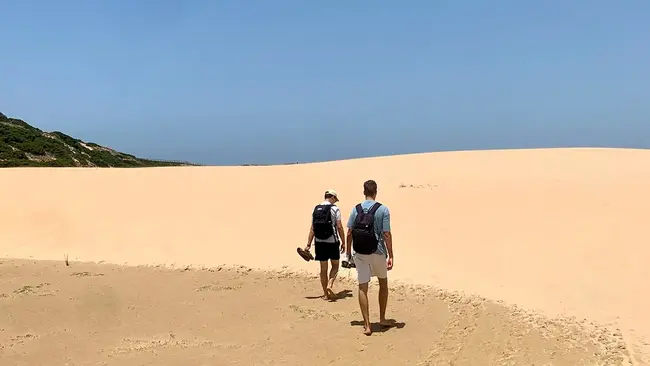 Auslandssemester Eric Bingenheimer Zwei Personen laufen eine Sanddüne hinauf