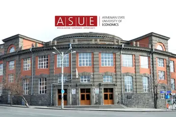 Die Abbildung zeigt das Gebäude der Armenischen Staatsuniversität für Wirtschaft. Es hat eine markante Architektur mit rot und grauen Backstein. Über dem Eingang befindet sich das Logo der Universität, das den Namen "ASUE" trägt.