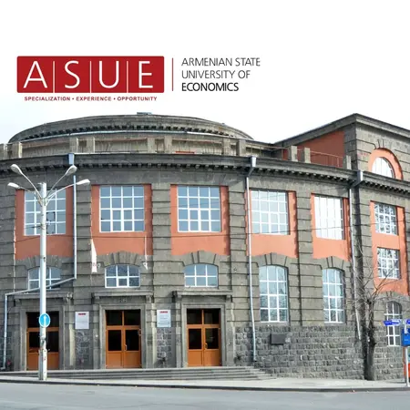 Die Abbildung zeigt das Gebäude der Armenischen Staatsuniversität für Wirtschaft. Es hat eine markante Architektur mit rot und grauen Backstein. Über dem Eingang befindet sich das Logo der Universität, das den Namen "ASUE" trägt.