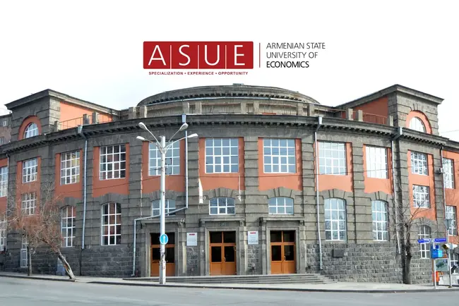 Die Abbildung zeigt das Gebäude der Armenischen Staatsuniversität für Wirtschaft. Es hat eine markante Architektur mit rot und grauen Backstein. Über dem Eingang befindet sich das Logo der Universität, das den Namen "ASUE" trägt.
