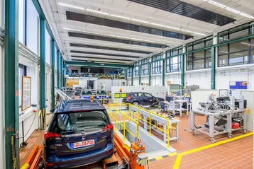 Blick in die Fahrzeughalle