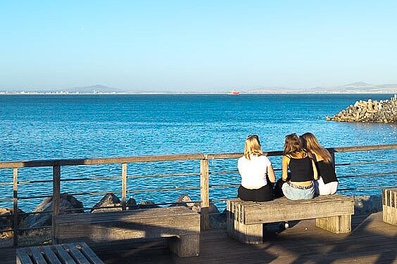 Drei Freundinnen am Meer