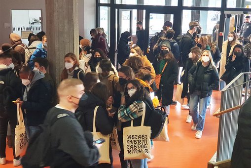 Foyer im Gebäude A am Campus Kurt-Schumacher-Ring in Wiesbaden. 