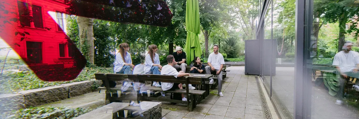 Blick auf eine Sitzgruppe im Innenhof des Campus Bleichstraße