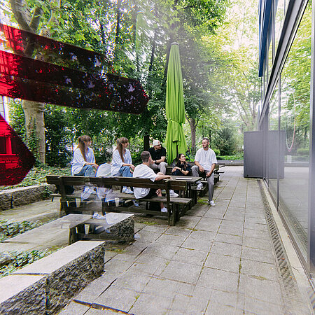 Blick auf eine Sitzgruppe im Innenhof des Campus Bleichstraße