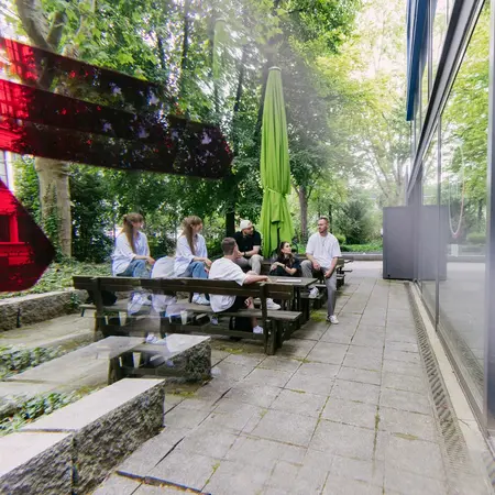 Blick auf eine Sitzgruppe im Innenhof des Campus Bleichstraße