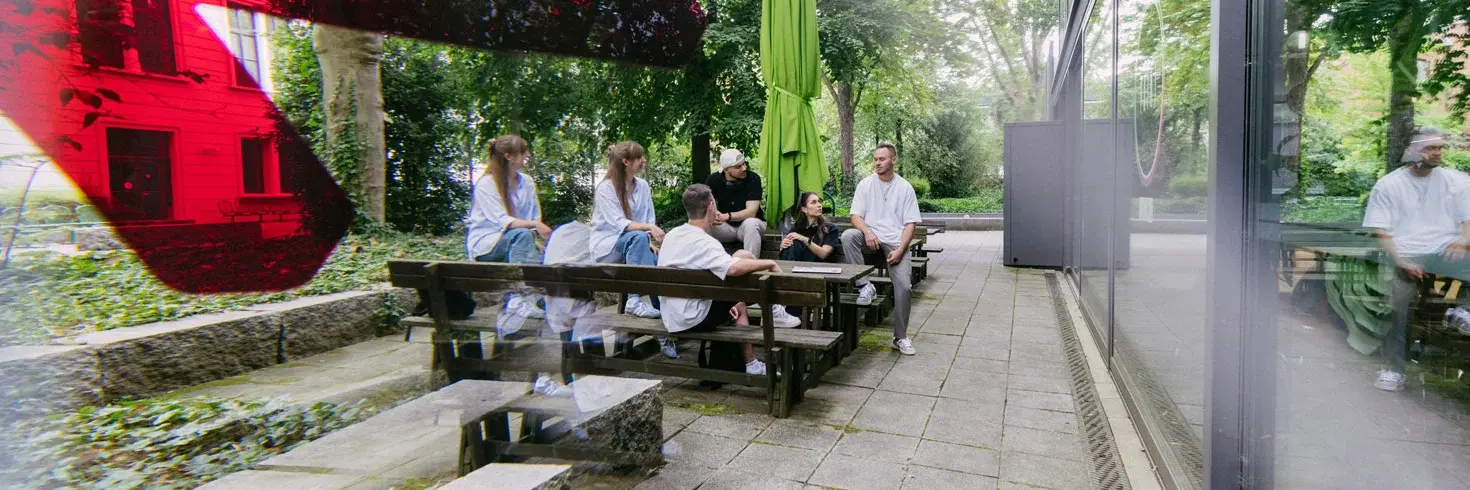 Blick auf eine Sitzgruppe im Innenhof des Campus Bleichstraße