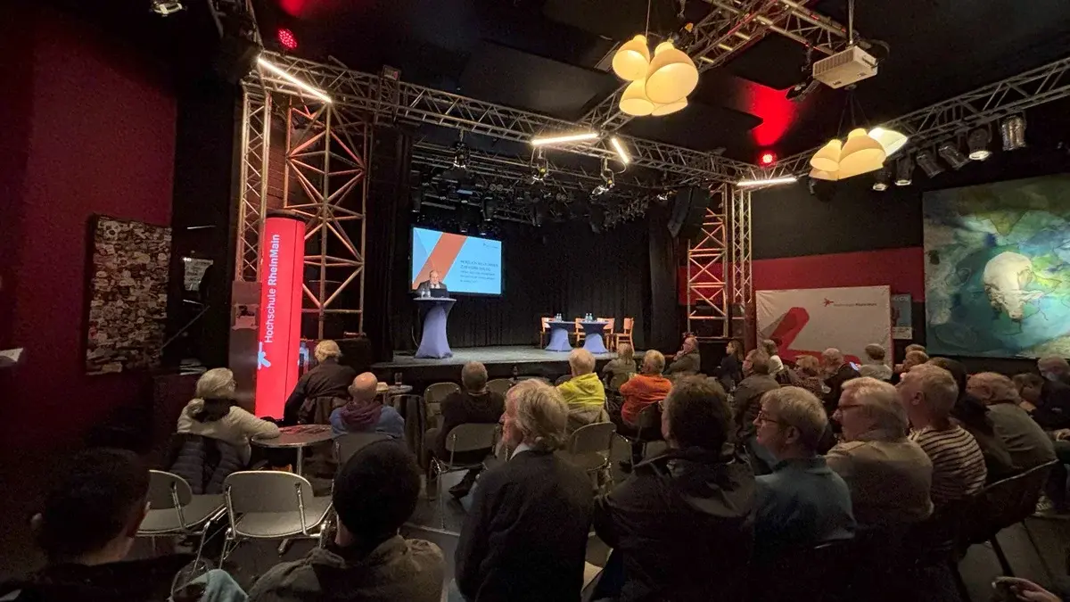 Kulturzentrum Das Rind in Rüsselsheim bei der Veranstaltung HSRM-Dialog mit Expert:innen und Bürger:innen zum Thema "Weg vom Verbrenner – wie gelingt der Umstieg?"