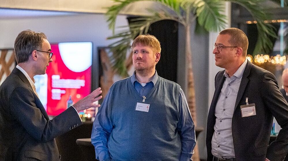 HSRM-Finalisten bei der Konzeptphase des Science4Life-Wettbewerbs im Gespräch