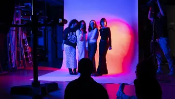 Studierende im Fotostudio