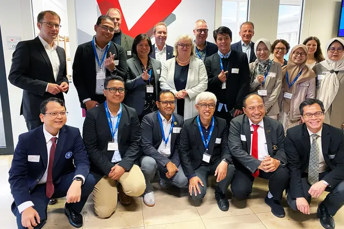 Gruppenfoto der Teilnehmenden mit Hochschulpräsidentin Prof. Dr. Eva Waller und weiteren Beschäftigten der Hochschule RheinMain