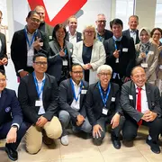 Gruppenfoto der Teilnehmenden mit Hochschulpräsidentin Prof. Dr. Eva Waller und weiteren Beschäftigten der Hochschule RheinMain