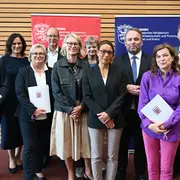 Prof. Dr. Karim Khakzar (Präsident der Hochschule Fulda), Dr. Anke Günther (Kanzlerin der Hochschule Fulda), Prof. Dr. Eva Waller (Präsidentin der Hochschule RheinMain), Dr. Oliver Fromm (Kanzler der Universität Kassel), Dr. Susanne Eickemeier (Kanzlerin der Hochschule für Gestaltung Offenbach), Prof. Dr. Ute Clement (Präsidentin der Universität Kassel), Marion Waldeck (Kanzlerin der Hochschule Geisenheim), Wissenschaftsminister Timon Gremmels, Prof. Kerstin Cmelka (Vizepräsidentin der Hochschule für Gestaltung Offenbach), Prof. Dr. Karl H. Mühling (Präsident der Hochschule Geisenheim), Caroline Fuchs (Kanzlerin der Städelschule) bei der Hochschulleitungstagung am 17. Juni 2026 an der Hochschule RheinMain.
