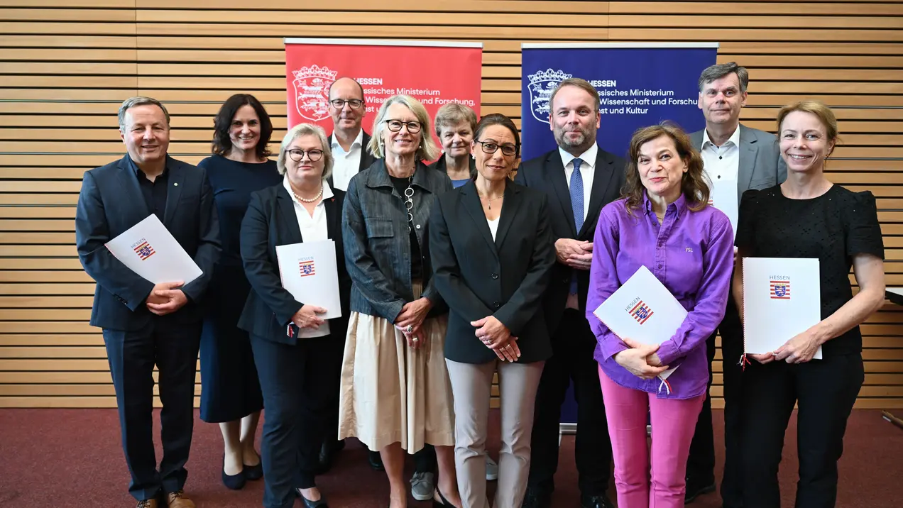 Prof. Dr. Karim Khakzar (Präsident der Hochschule Fulda), Dr. Anke Günther (Kanzlerin der Hochschule Fulda), Prof. Dr. Eva Waller (Präsidentin der Hochschule RheinMain), Dr. Oliver Fromm (Kanzler der Universität Kassel), Dr. Susanne Eickemeier (Kanzlerin der Hochschule für Gestaltung Offenbach), Prof. Dr. Ute Clement (Präsidentin der Universität Kassel), Marion Waldeck (Kanzlerin der Hochschule Geisenheim), Wissenschaftsminister Timon Gremmels, Prof. Kerstin Cmelka (Vizepräsidentin der Hochschule für Gestaltung Offenbach), Prof. Dr. Karl H. Mühling (Präsident der Hochschule Geisenheim), Caroline Fuchs (Kanzlerin der Städelschule) bei der Hochschulleitungstagung am 17. Juni 2026 an der Hochschule RheinMain.