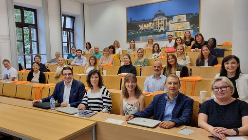 Foto vom Beginn der ERNST Training School 2023 in Wiesbaden / in der 1. Reihe rechts die Präsidentin der Hochschule RheinMain, Frau Prof. Dr. Eva Waller