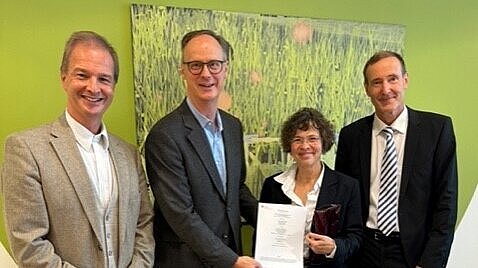 Prof. Dr. Matthias Müller-Reichart vom Fachbereich Wiesbaden Business School, Marcus Nähser, Vorstandsvorsitzender der Nassauische Sparkasse, Prof. Dr. Christiane Jost, Vizepräsidentin der HSRM, und Prof. Dr. Markus Petry (ebenfalls Fachbereich Wiesbaden Business School) Foto: Nassauische Sparkasse