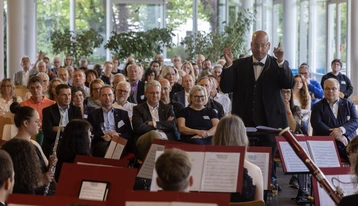 Dirigent Jochen Lorenz führt gekonnt durch die ENERGETICA.