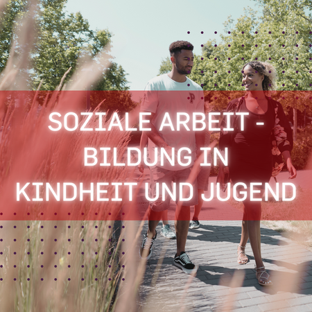 Zwei Studierende laufen auf dem Campus an einem sonnigen Tag mit Pflanzen verschwommen im Vordergrund. Mit der Aufschrift "Soziale Arbeit - Bildung in Kindheit und Jugend" im Vordergrund