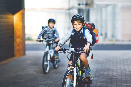 Schuljunge auf dem Fahrrad