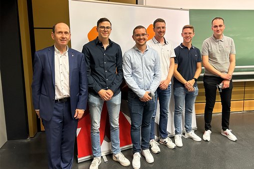 Gruppenfoto der Absolventen des Studiengangs Kooperatives Ingenieurstudium Systems Engineering mit Studiengangsleiter Prof. Dr. Claus Schul