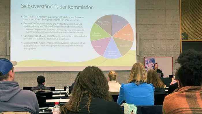 Prof. Dr. Davina Höbich stellt den 17. Kinder- und Jugendbericht der Bundesregierung vor