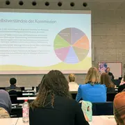 Prof. Dr. Davina Höbich stellt den 17. Kinder- und Jugendbericht der Bundesregierung vor