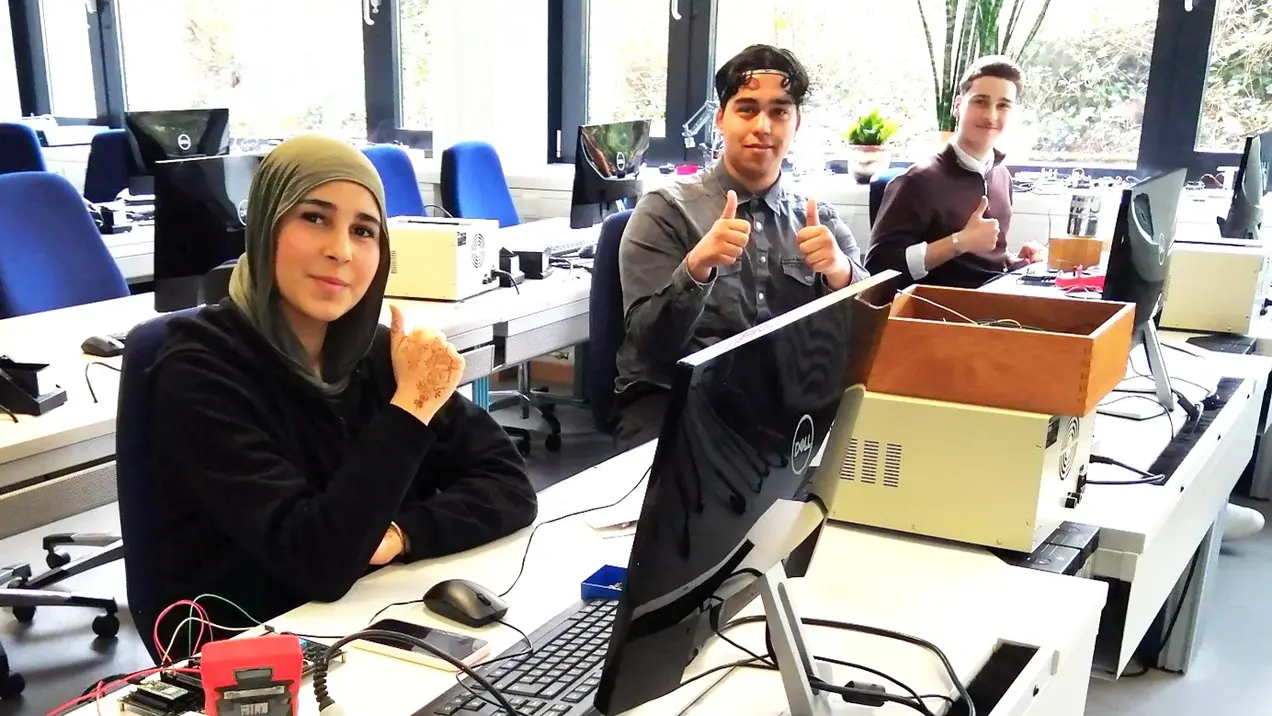 Daumen hoch! Basma, Youssef (Kant-Gymnasium Rüsselsheim) und Lorik (Neues Gymnasium Rüsselsheim) haben im Elektronik-Labor erfolgreich ihre ersten eigenen Schaltkreise gelötet.