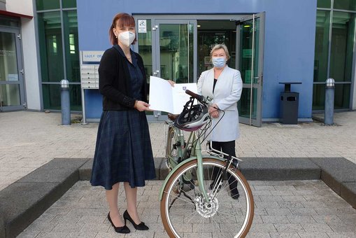 Prof. Dr. Martina Lohmeier (li.) mit Hochschulpräsidentin Prof. Dr. Eva Waller nach der Urkundenübergabe. 