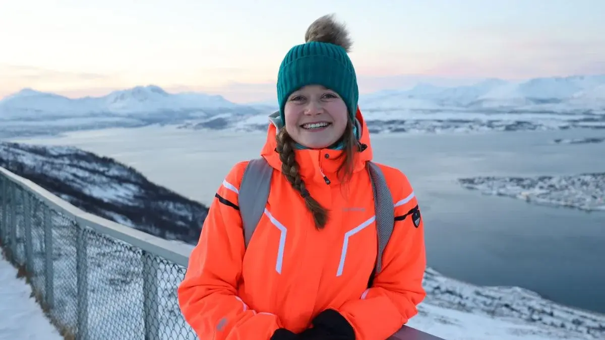 Christina Nülle Christina Nülle steht vor einer Schneelandschaft