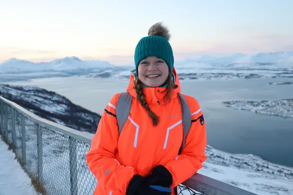 Christina Nülle steht vor einer Schneelandschaft